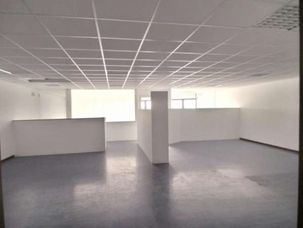 Foto Ampio ufficio con parcheggio