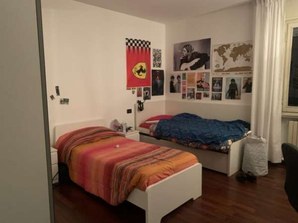 Foto ANNUNCIO RIVOLTO A STUDENTESSE (NO ERASMUS***