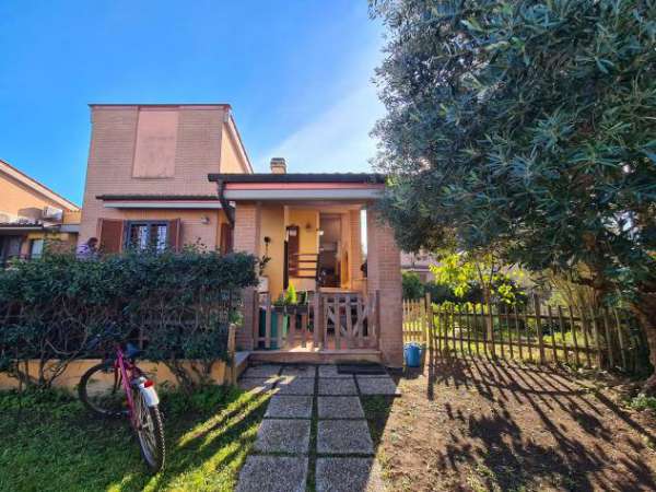Foto Apartment in Via Francesco Giacomo Tricomi, Roma for 140 m with 3 bedrooms