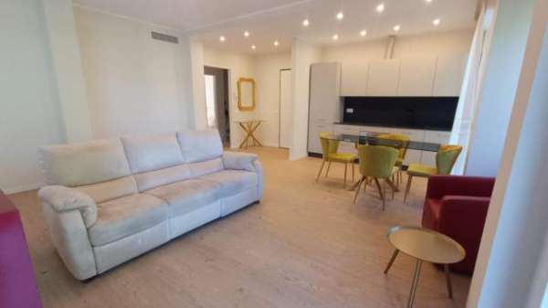 Foto Appartamento - Arona . Rif.: huyAR1350