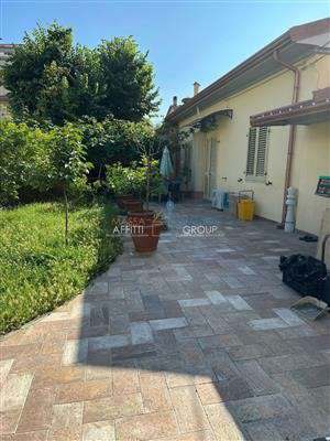 Foto Appartamento - Trilocale a Marina Di Carrara, Carrara