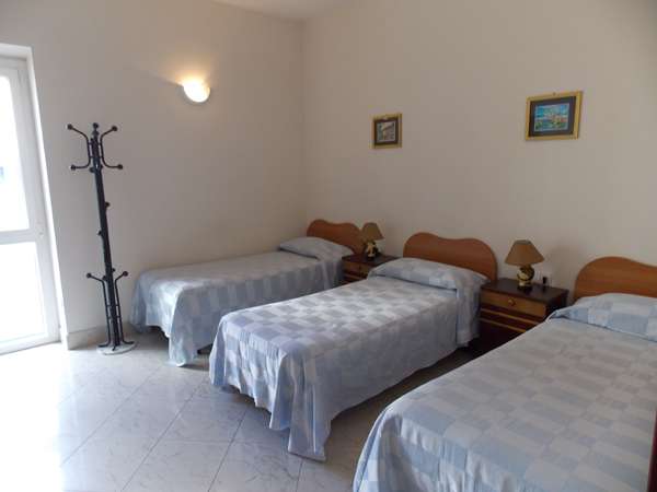 Foto APPARTAMENTO CON 3 CAMERE DOPPIE  IDEALE PER IMPRESE EDILE  E GRUPPO LAVORATORI