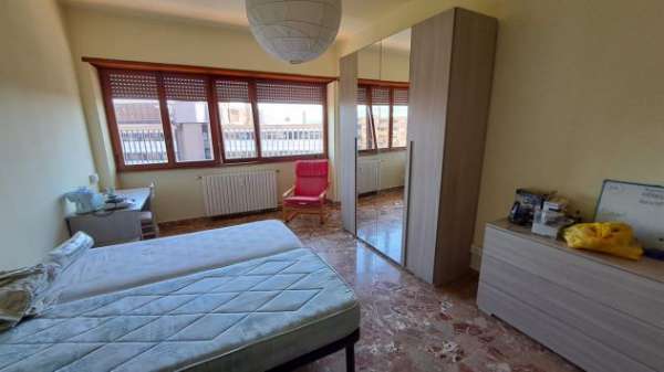 Foto Appartamento con 3 camere singole e garage affitto a studenti