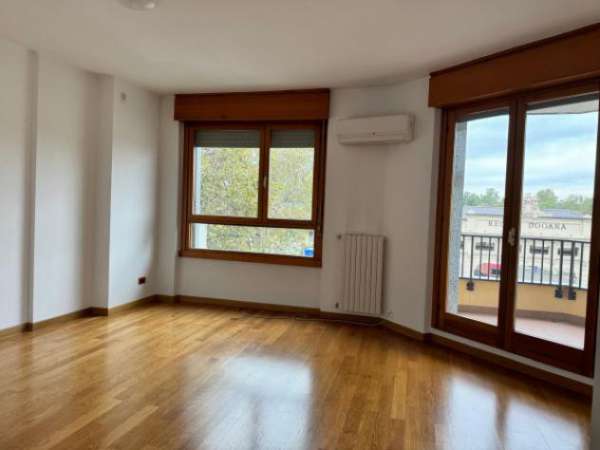 Foto Appartamento di 100 m con 3 locali e box auto in affitto a Milano
