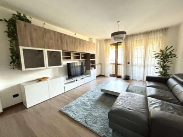 Foto Appartamento di 110 m con 3 locali e box auto in affitto a Novara