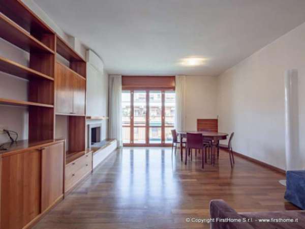 Foto Appartamento di 120 m con 3 locali e box auto in affitto a Milano