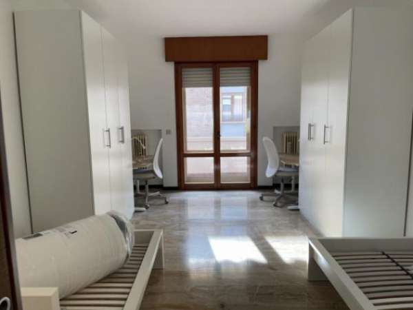 Foto Appartamento di 120 m con 5 locali e box auto in affitto a Padova