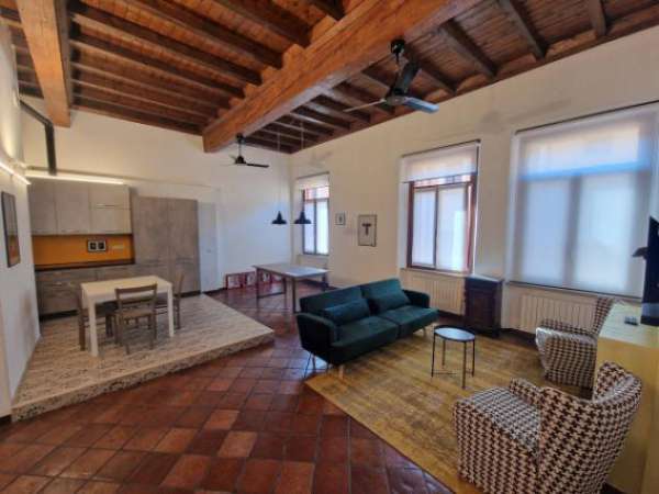 Foto Appartamento di 150 m con 4 locali in affitto a Mantova