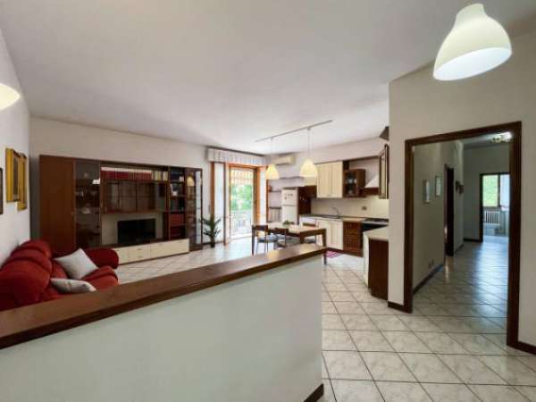 Foto Appartamento di 150 m con 4 locali in affitto a Modena