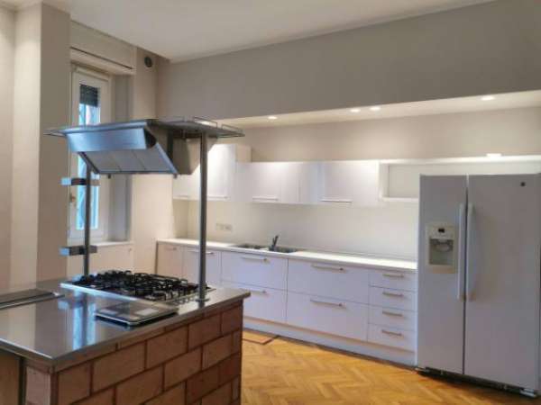 Foto Appartamento di 200 m con 4 locali e box auto in affitto a Milano