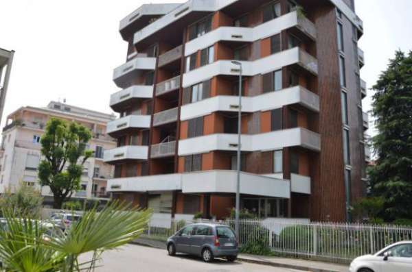 Foto Appartamento di 90 m con 3 locali e box auto in affitto a Gallarate