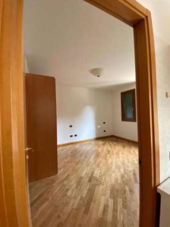 Foto Appartamento di 90 m con 4 locali e box auto doppio in affitto a Padova