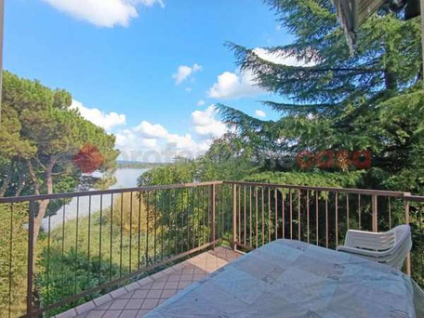 Foto Appartamento di 94 m con 3 locali e posto auto in affitto a Dormelletto