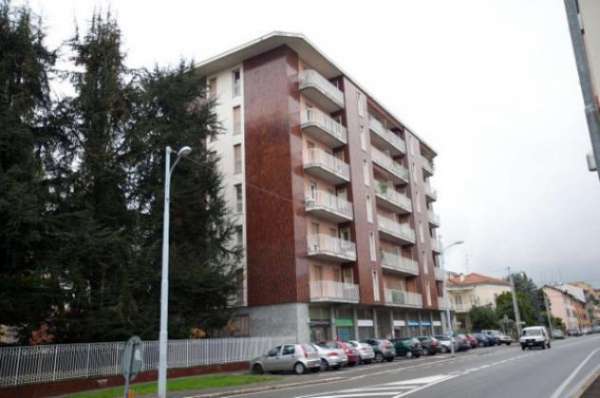 Foto Appartamento di 98 m con 3 locali e box auto in affitto a Gallarate