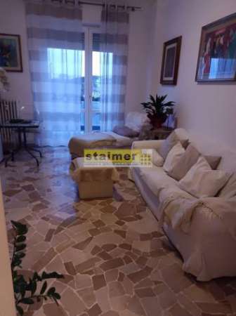 Foto Appartamento di tre locali disponibile per la locazione. Solo referenziati. Non arredato.