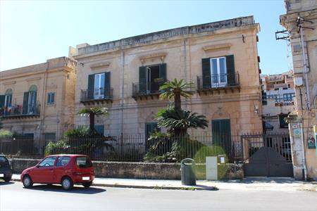 Foto Appartamento in Affitto, 6 Locali, 300 mq (Palermo)
