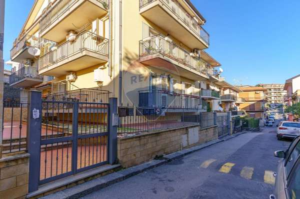 Foto Appartamento in affitto a Aci Castello