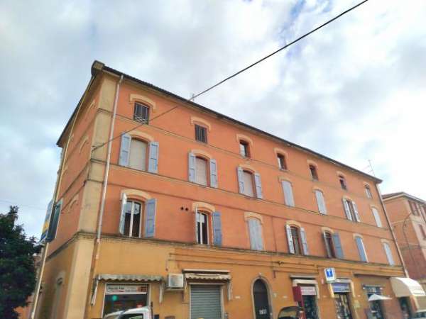 Foto Appartamento in affitto a Bologna - 5 locali 86mq