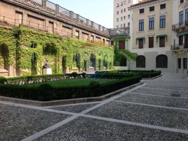 Foto Appartamento in affitto a Brescia - 7 locali 200mq