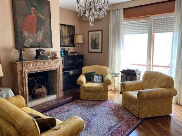 Foto Appartamento in affitto a Brindisi - 5 locali 120mq