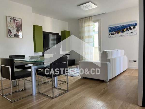 Foto Appartamento in Affitto a Desenzano del Garda via Bardolino