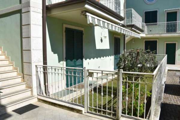 Foto Appartamento in affitto a Marina di Massa - Massa 100 mq  Rif: 1040113