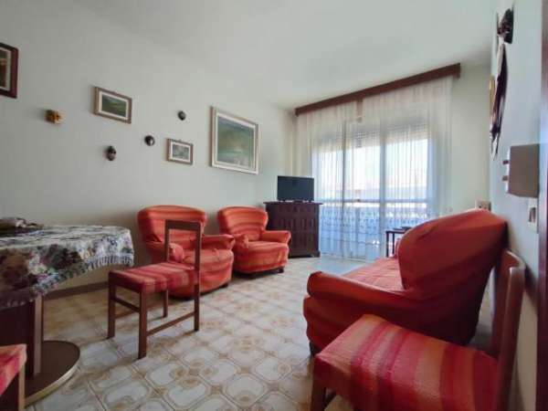 Foto Appartamento in affitto a Massa 80 mq  Rif: 1128341