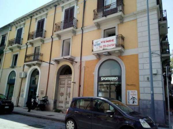 Foto Appartamento in affitto a Messina - 10 locali 400mq