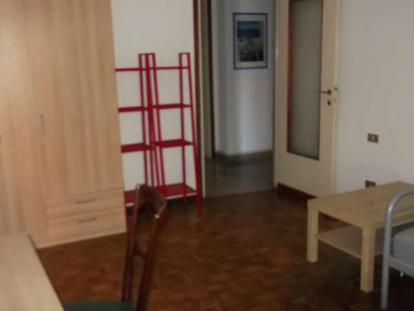Foto Appartamento in Affitto a Milano via Comacchio