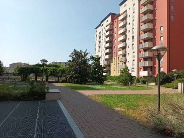Foto Appartamento in Affitto a Milano Via Senigallia, 9