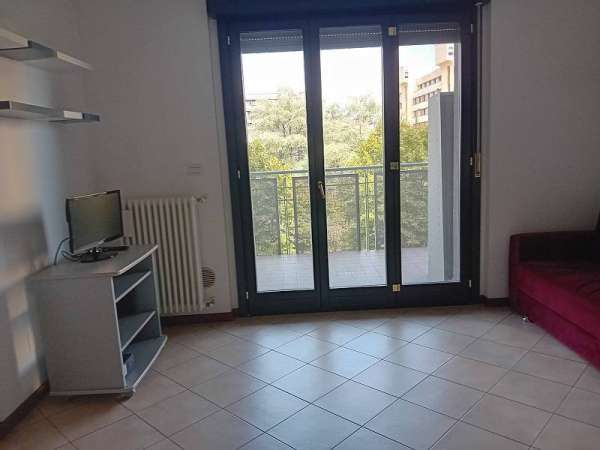 Foto Appartamento in Affitto a Milano via Senigallia 9, 20161 Milano