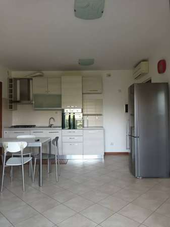 Foto Appartamento in Affitto a Milano via Senigallia 9, 20161 Milano