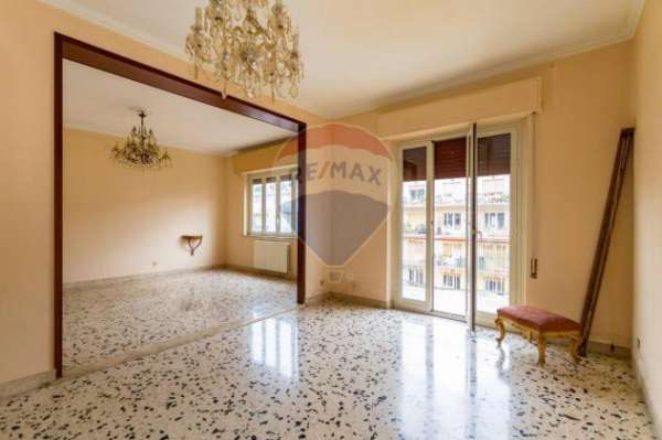 Foto Appartamento in affitto a Palermo - 6 locali 170mq