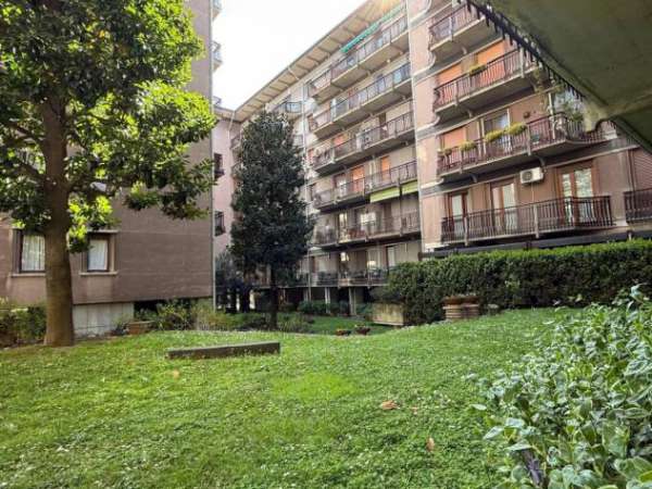 Foto Appartamento in affitto a Pavia - 3 locali 165mq