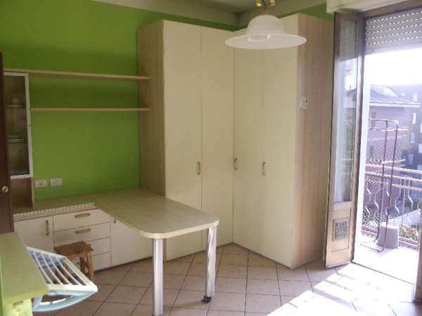 Foto Appartamento in Affitto a Pero via olona