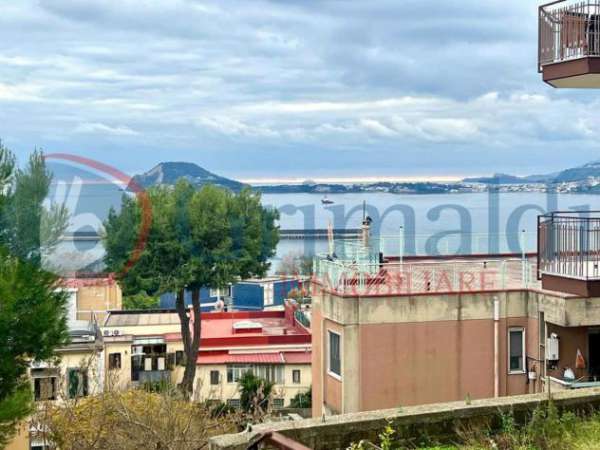 Foto Appartamento in affitto a Pozzuoli - 3 locali 100mq