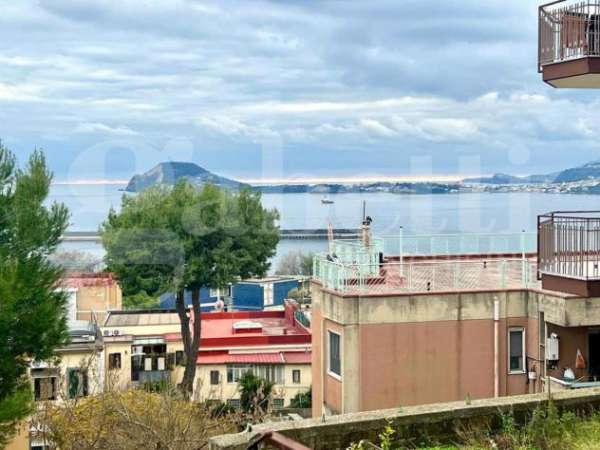 Foto Appartamento in affitto a Pozzuoli - 3 locali 100mq