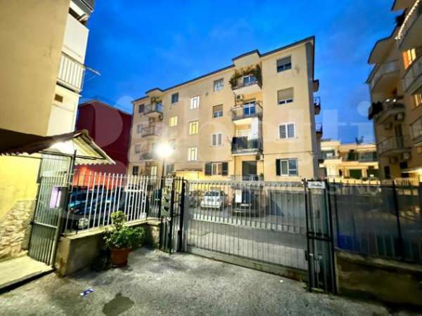 Foto Appartamento in affitto a Pozzuoli - 4 locali 100mq