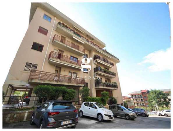 Foto Appartamento in affitto a Salerno - 5 locali 130mq