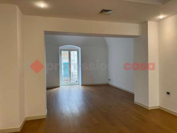 Foto Appartamento in affitto a Taranto - 4 locali 150mq