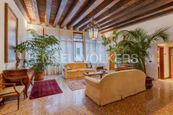 Foto Appartamento in affitto a Venezia - 6 locali 265mq