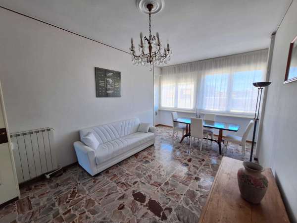 Foto Appartamento in Affitto a Vercelli Via Camillo Benso Cavour