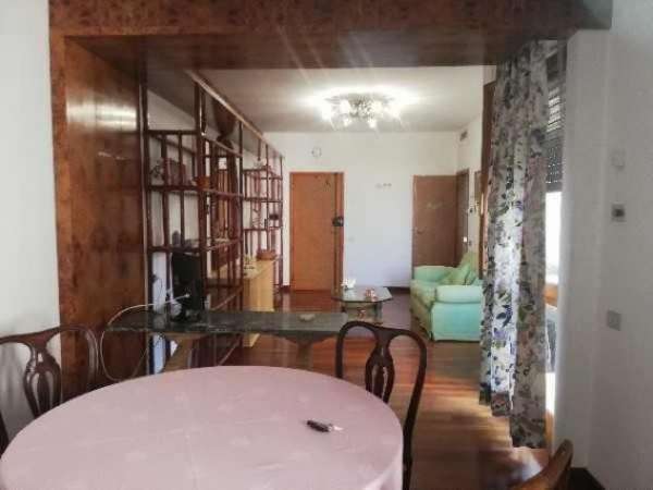 Foto Appartamento in affitto a Viareggio 80 mq  Rif: 1087649