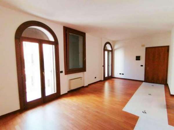 Foto Appartamento in affitto a Vicenza - 6 locali 100mq