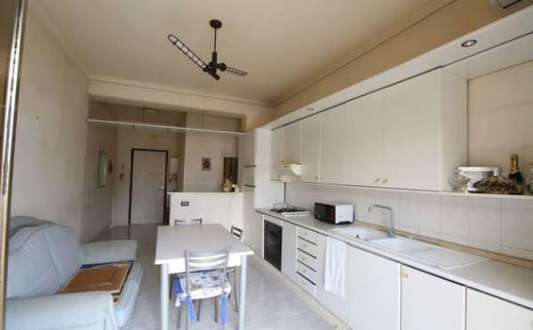 Foto Appartamento luminoso con balcone e cantina in Piazza Mercato a Napoli