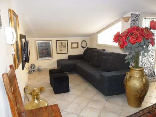 Foto Appartamento mansardato e arredato