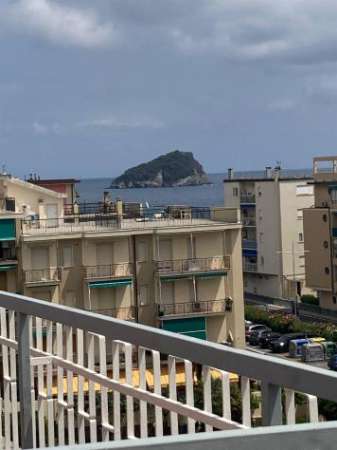 Foto Attico con terrazzo vista mare e isola di Bergeggi