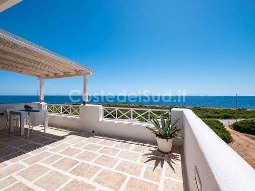 Foto attico con vista mozzafiato sul mare con ampio terrazzo