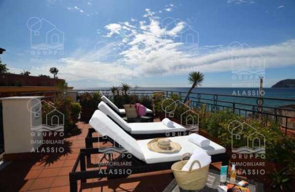 Foto Attico fronte mare con terrazzo, solarium e posto auto � affitto annuale