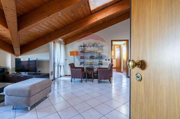 Foto Attico in affitto a Pantigliate